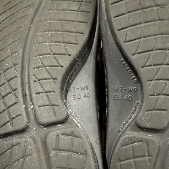 OOFOS Black Flip-Flops - Picture 4 of 4